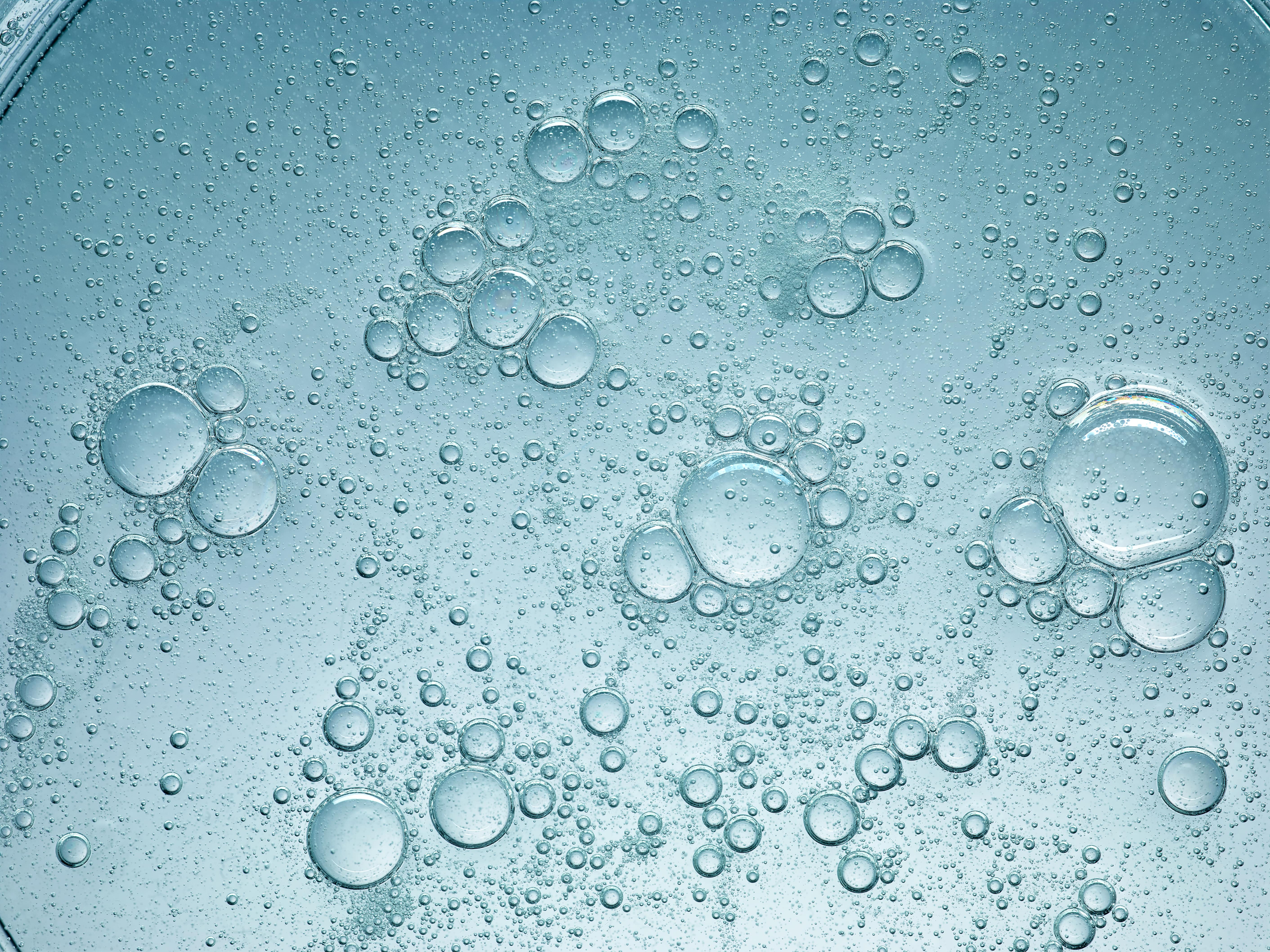 cosmetic-liquid-with-bubbles-H9PNZKT-min
